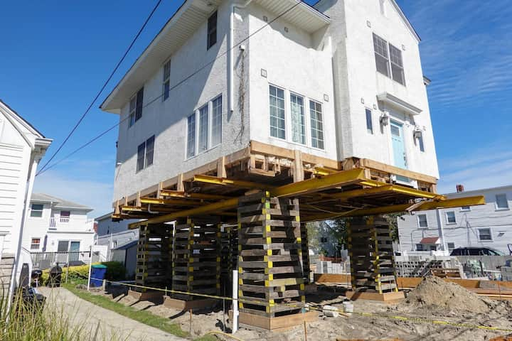 Located in El Paso, Texas, we are a company that specializes in house lifting, small distance house moving, piles and foundations.